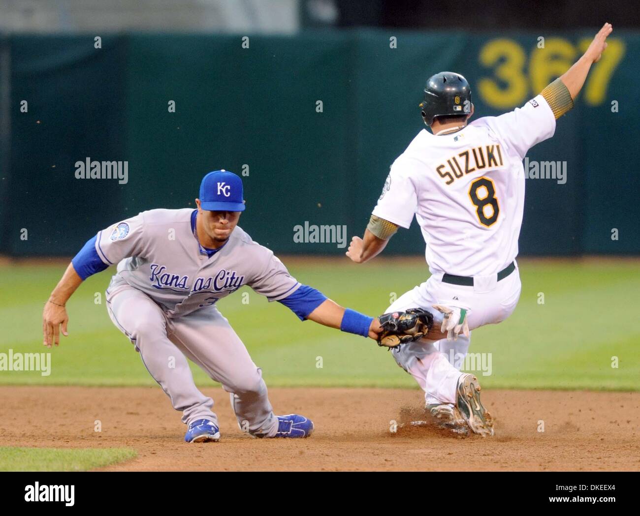 Kansas City Royals #30 Mike Aviles, sinistra, rende alla fine del tag come Oakland Athletics #8 Kurt Suzuki, destra, ruba la seconda base nel secondo inning durante il loro gioco di baseball a Oakland, in California, il Martedì, 12 maggio 2009. (Doug Duran/personale) Foto Stock