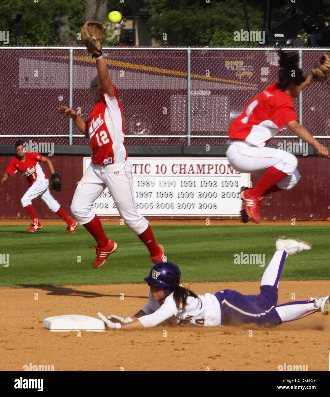15 maggio 2009 - Amherst, Massachusetts, STATI UNITI D'AMERICA - NCAA Softball Amherst il torneo regionale - Sacro Cuore VS. Washington Huskies presso la University of Massachusetts. Washington #4 KIMI POHLMAN scorre in modo sicuro in seconda base sotto il Sacro Cuore #12 BETSY Harvey e Sacro Cuore #4 ALYSSA GARZA. Washington ha vinto 9-1 nel primo round. (Credito Immagine: © Stan Godlewski/ZUMA Press) Foto Stock