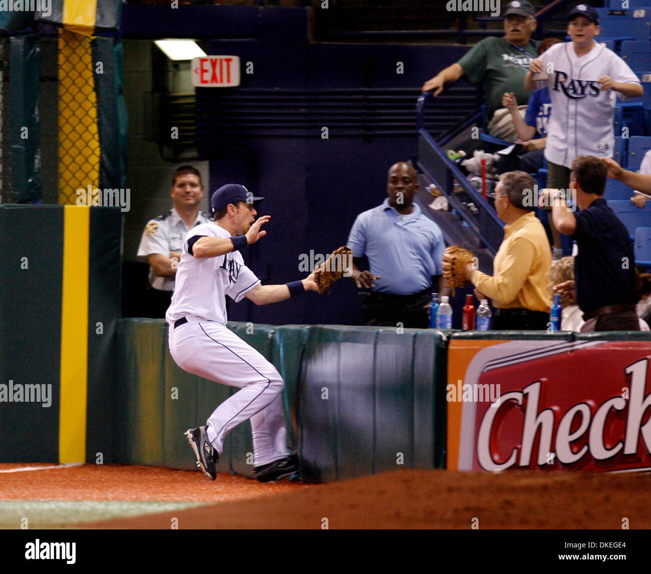 DIRK SHADD | Orari.SP 303421 SHAD raggi 10 (05/18/2009 San Pietroburgo) Tampa Bay Rays diritto fielder Ben Zobrist compie uno spettacolare catture nel campo a destra fallo pole parete come egli capovolge nelle sedi per ottenere l'uscita finale alla fine del sesto inning contro Oakland atletica a Tropicana in Campo San Pietroburgo lunedì sera (05/18/09). Zobrist spostato in alto nell'ordine di ovatta con Foto Stock