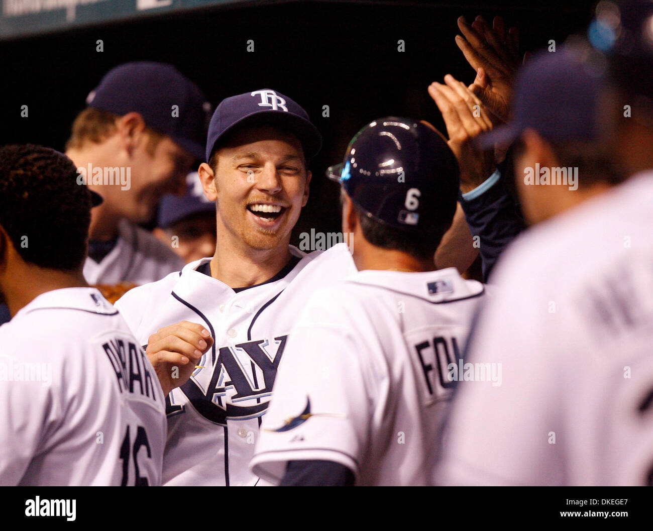 DIRK SHADD | Orari.SP 303421 SHAD raggi 14 (05/18/2009 San Pietroburgo) Tampa Bay Rays diritto fielder Ben Zobrist è congratulato con i raggi scavato dopo aver effettuato una spettacolare catture nel campo a destra fallo pole parete e capovolgimento nelle sedi per ottenere l'uscita finale alla fine del sesto inning contro Oakland atletica a Tropicana in Campo San Pietroburgo lunedì sera (05/18/09 Foto Stock