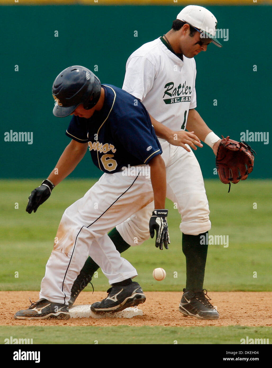 O Connor è Martin Tomlin è sicuro a seconda come la palla cade fuori del guanto di Reagan Johnny Garcia nel gioco 2 di loro 5un terzo round di baseball gioco a Wolff Stadium, Sabato 23 Maggio, 2009. Kin uomo Hui/kmhui@express-news.net (credito Immagine: © San Antonio Express-News/ZUMA Press) Foto Stock