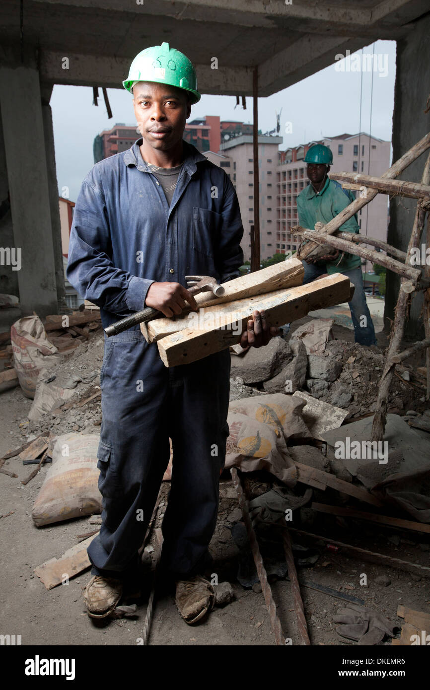 Ritratto di un falegname lavoratore su un alto edificio sito, Nairobi, Kenia Foto Stock
