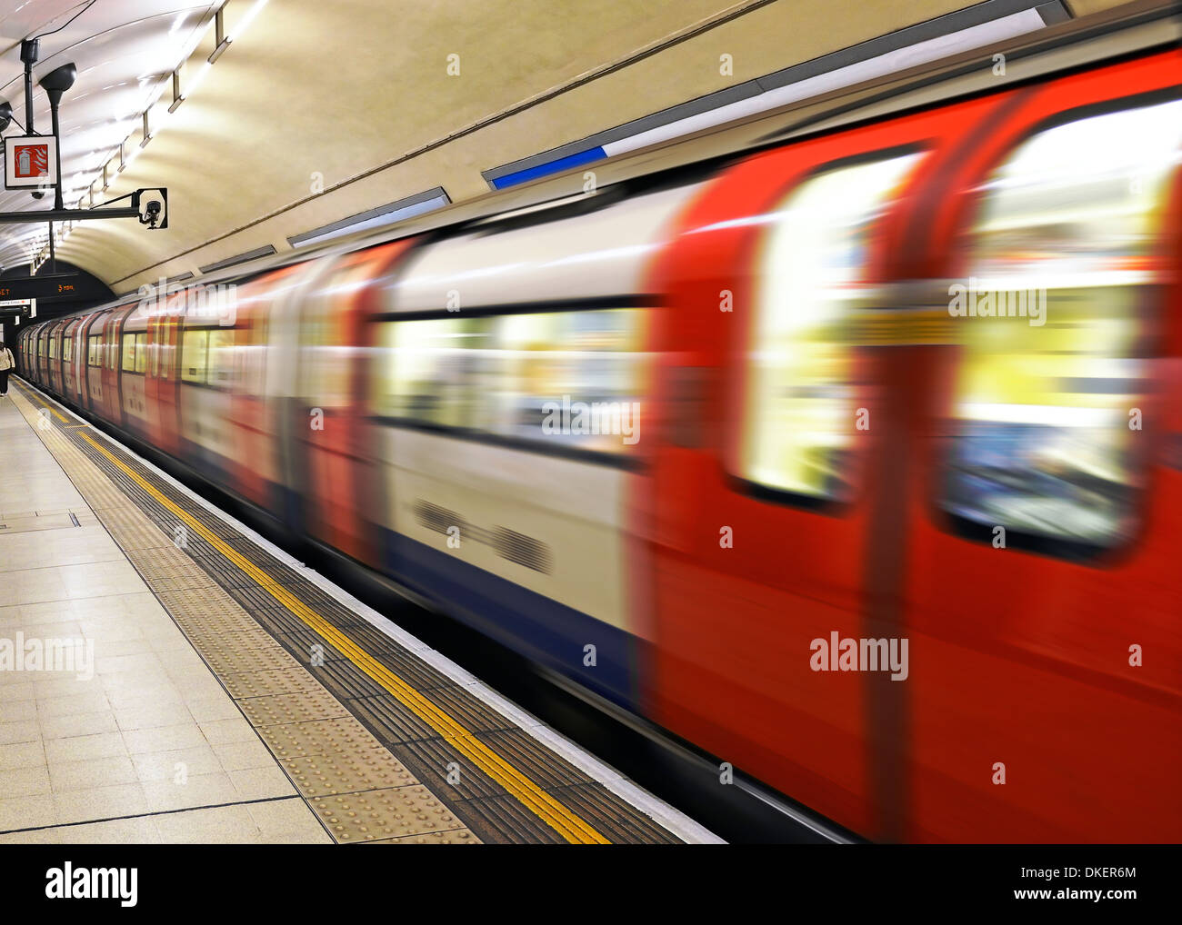 La metropolitana di Londra treno tirando fuori da una stazione di Charing Cross di Londra, Regno Unito. Foto Stock