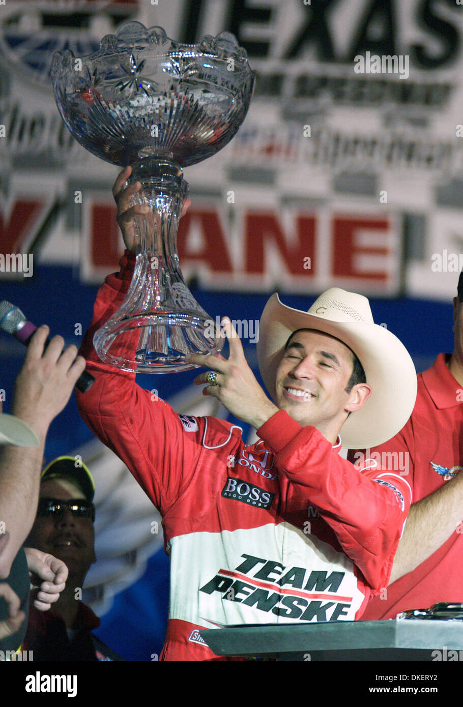 Jun 06, 2009 - Dallas, Texas, Stati Uniti d'America - Team Penske conducente Helio Castroneves accetta il trofeo dopo la vittoria a Bombardier Learjet 550k al Texas Motor Speedway di Fort Worth, Texas. (Credito Immagine: © Albert Pena Southcreek/EMI/ZUMA Press) Foto Stock