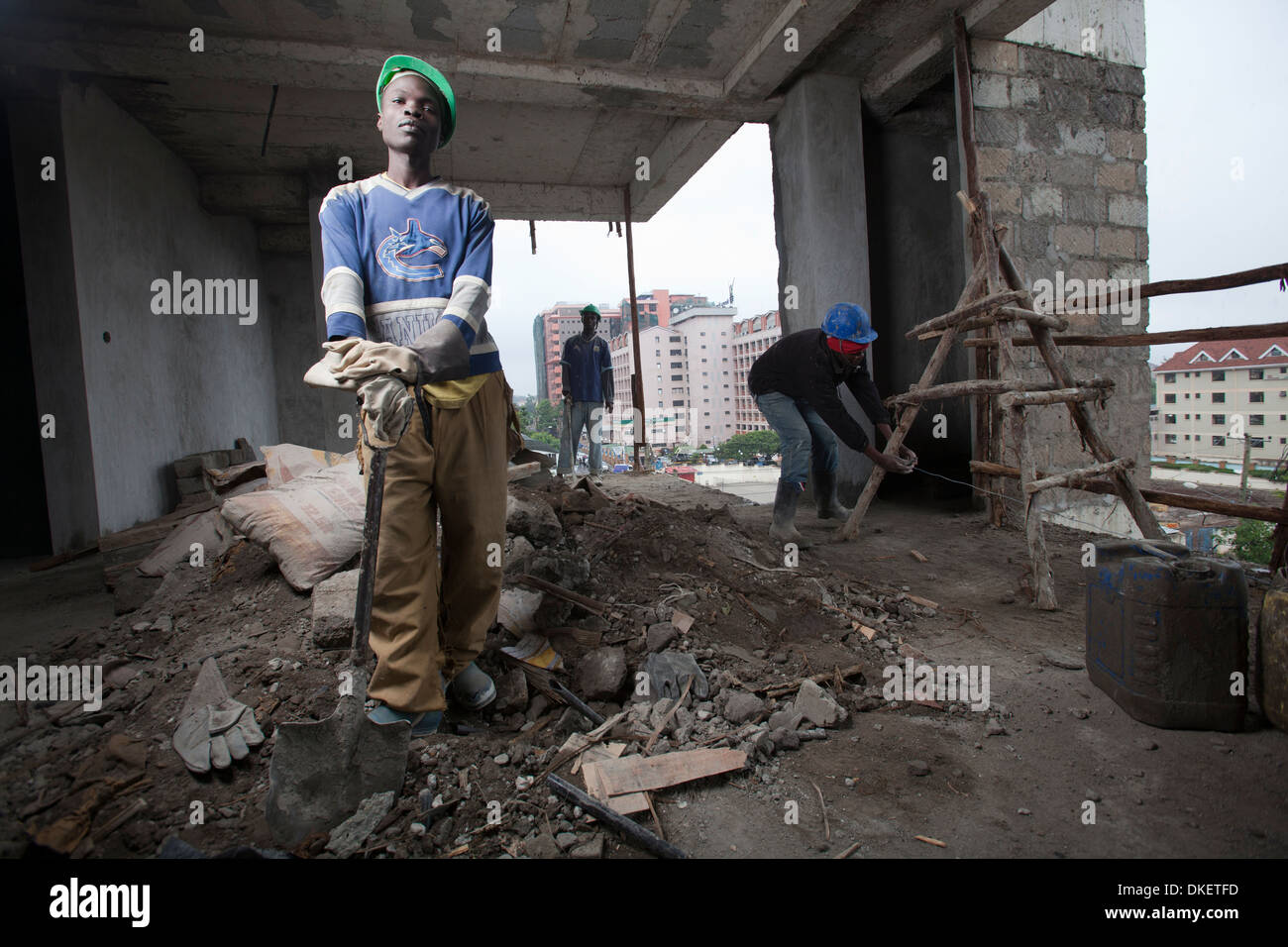 Lavoratori edili su un alto edificio sito, Nairobi, Kenia Foto Stock
