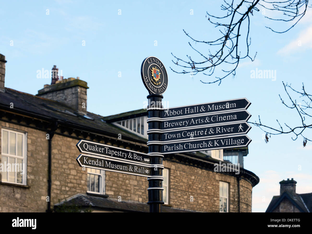 Direzione fingerpost. Aynam Road, Kendal Cumbria, England, Regno Unito, Europa. Foto Stock