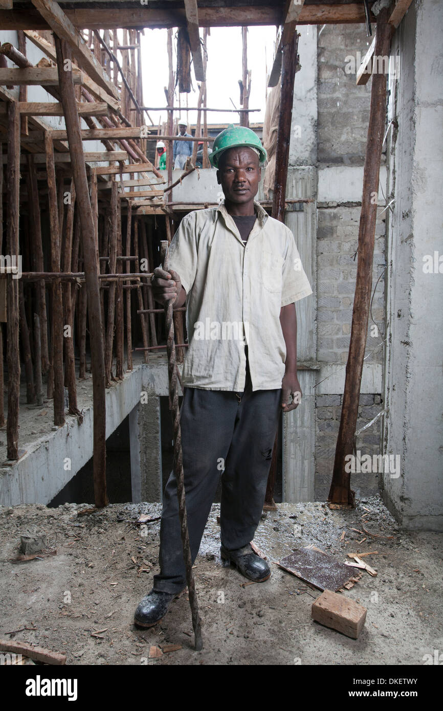 Operaio edile su un alto edificio sito, Nairobi, Kenia Foto Stock