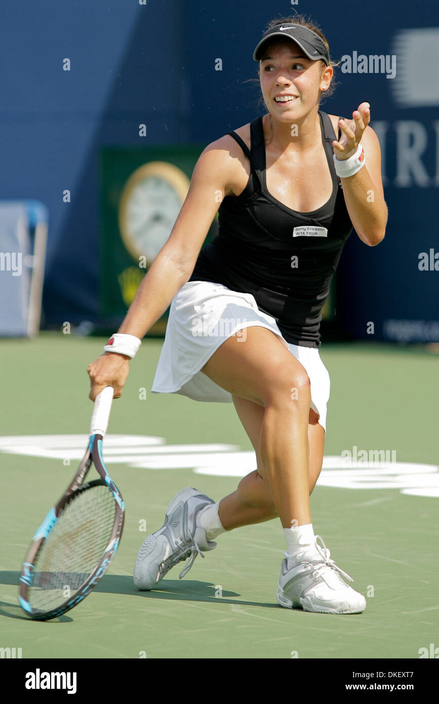 15 Agosto 2009: Canada's Sharon Fichman vince la sua partita di apertura contro Ayumi MORITA del Giappone il giorno di apertura presso le donne del Rogers tennis Cup ha suonato presso il centro Rexall, York University di Toronto, ON. (Credito Immagine: © Southcreek globale/ZUMApress.com) Foto Stock