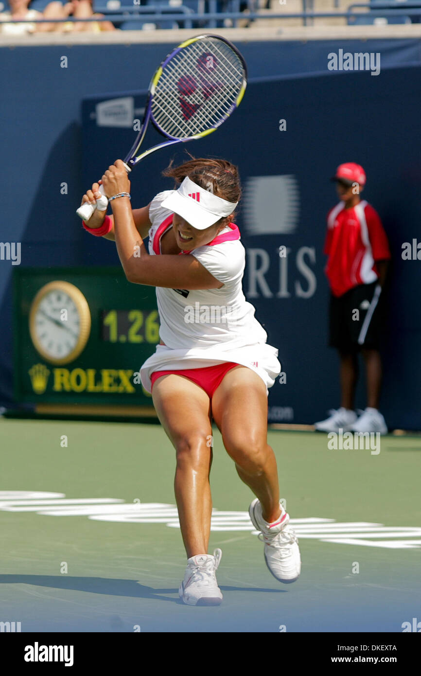 15 Agosto 2009: Ayumi MORITA del Giappone il giorno di apertura presso le donne del Rogers tennis Cup ha suonato presso il centro Rexall, York University di Toronto, ON. (Credito Immagine: © Southcreek globale/ZUMApress.com) Foto Stock