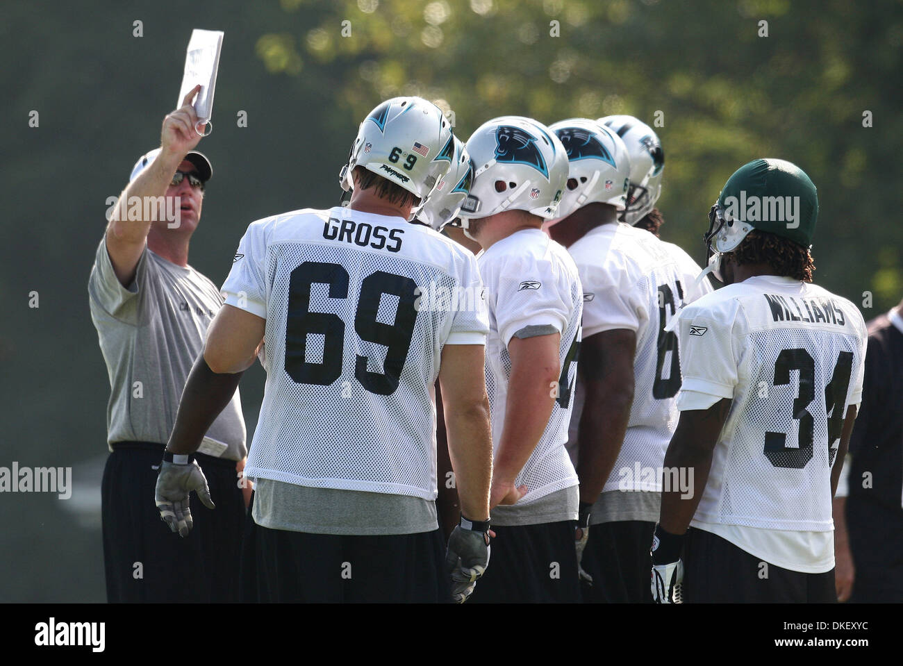 Agosto 16, 2009: Carolina Panther prima squadra offensiva passa attraverso esercitazioni durante le prove libere di stamattina a Wofford College di Spartanburg, Carolina del Sud. (Credito Immagine: © Southcreek globale/ZUMApress.com) Foto Stock