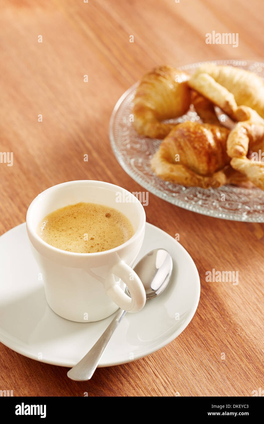 Con caffè e croissant nel tavolo di legno Foto Stock