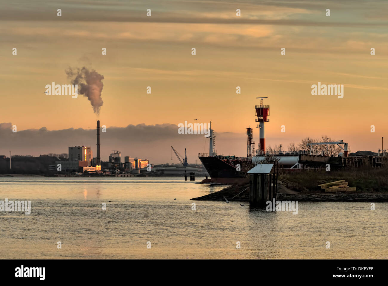 Si blocca in uscita del canale di Kiel al tramonto, Germania Foto Stock