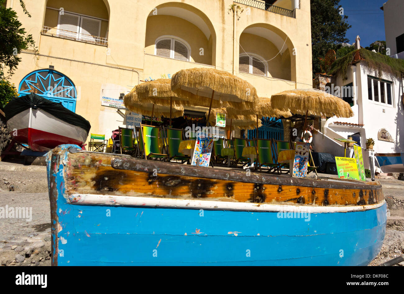 Gommone sulla spiaggia di fronte a negozi, Marina Poccola, Capri, Campania,Italia, Europa Foto Stock
