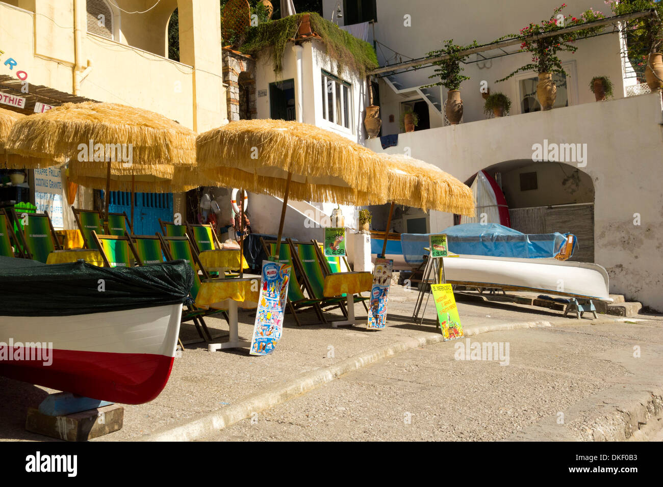 Gommone sulla spiaggia di fronte a negozi, Marina Poccola, Capri, Campania,Italia, Europa Foto Stock