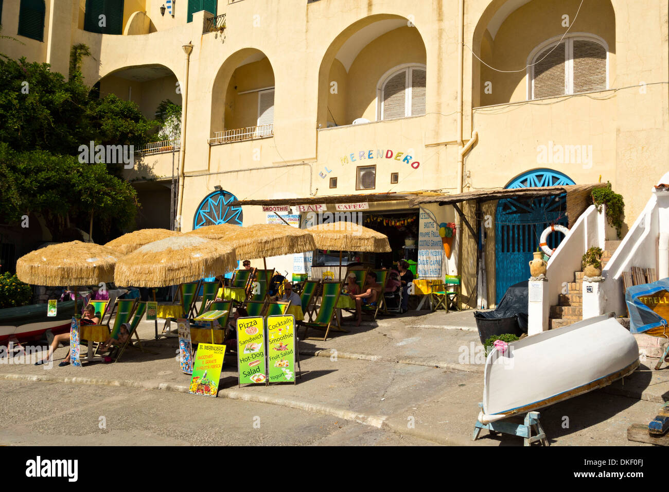 Gommone sulla spiaggia di fronte a negozi, Marina Poccola, Capri, Campania,Italia, Europa Foto Stock