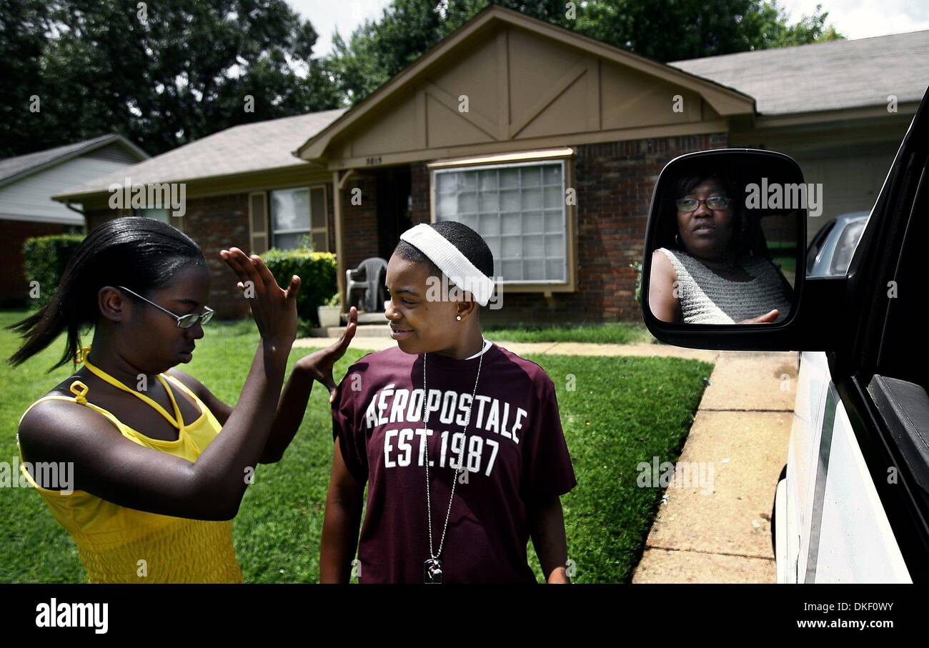Giugno 16, 2009 - Memphis, TN, Stati Uniti d'America - UNO DEI 25 Foto confezione 16 Giugno 09 (mwcherry5) Le foto di Mark Weber - Joyce Patillo, Ciliegia Adams' mentor dal centro Emmanuele, la spinse a sua sorella maggiore, Tshaica Mallory in casa Hickory Hill, per ritirare il suo certificato di nascita e carta sanitaria. Tshaica (sinistra), ciliegia dura-amore Suor, dispproves del suo vestirsi come un ragazzo. Tshaica hel Foto Stock