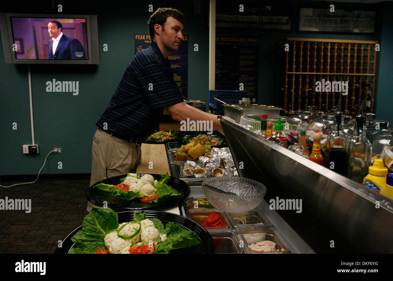 SP 310084 SHAD raggi 02 (08/04/2009 San Pietroburgo) Tampa Bay Rays club house attendant Ryan Denlinger (CQ), 28, funziona per impostare il post Batting Practice pregame pasto per i raggi prima di prendere su Boston Red Sox a Tropicana in Campo San Pietroburgo martedì sera (08/04/09).Le opzioni includono il tonno involtini di pesce, pollo o sporgersi beaf sul pane pita. così come il riso e fagioli a Foto Stock