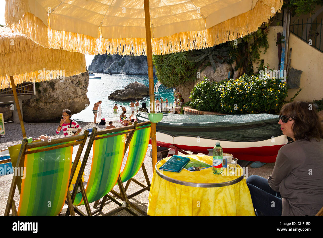 Ombrelloni e sdraio in spiaggia a scena Marina Poccola, Capri, Campania, Italia, Europa Foto stock - Alamy