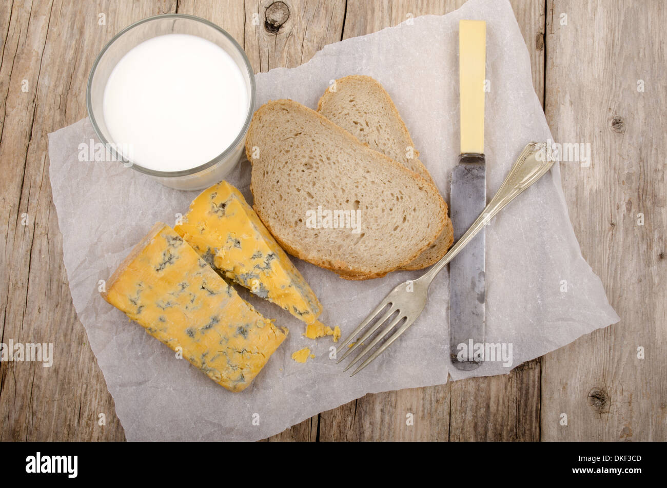 La prima colazione con latte, blu formaggio e pane Foto Stock