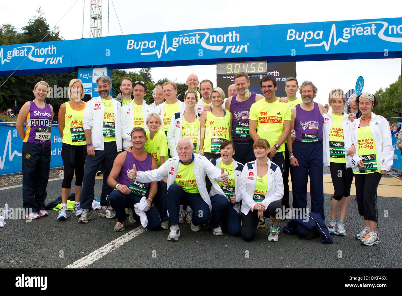 Nicola Wheeler Holly Davidson Tom Lister Jeff Hordley John Middleton Charlotte Bellamy e Alicya Eyo Bupa Great North Run 2012 Foto Stock