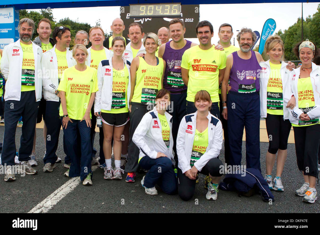 Nicola Wheeler Holly Davidson Tom Lister Jeff Hordley John Middleton Charlotte Bellamy e Alicya Eyo Bupa Great North Run 2012 Foto Stock