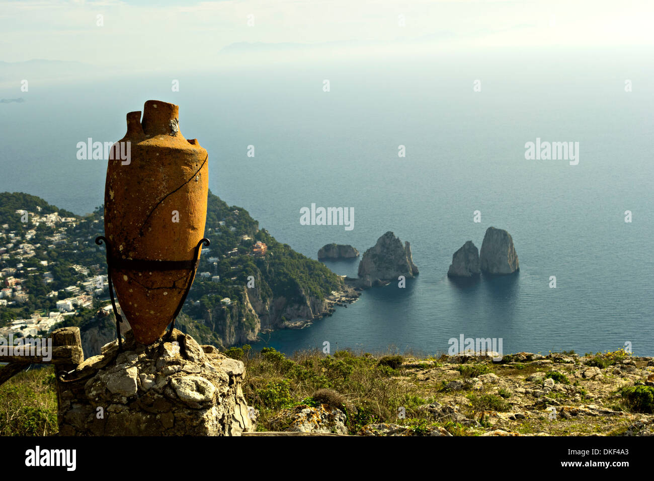 Vecchio vaso di argilla con rocce dei Faraglioni di background, Capri, Campania,Italia, Europa Foto Stock