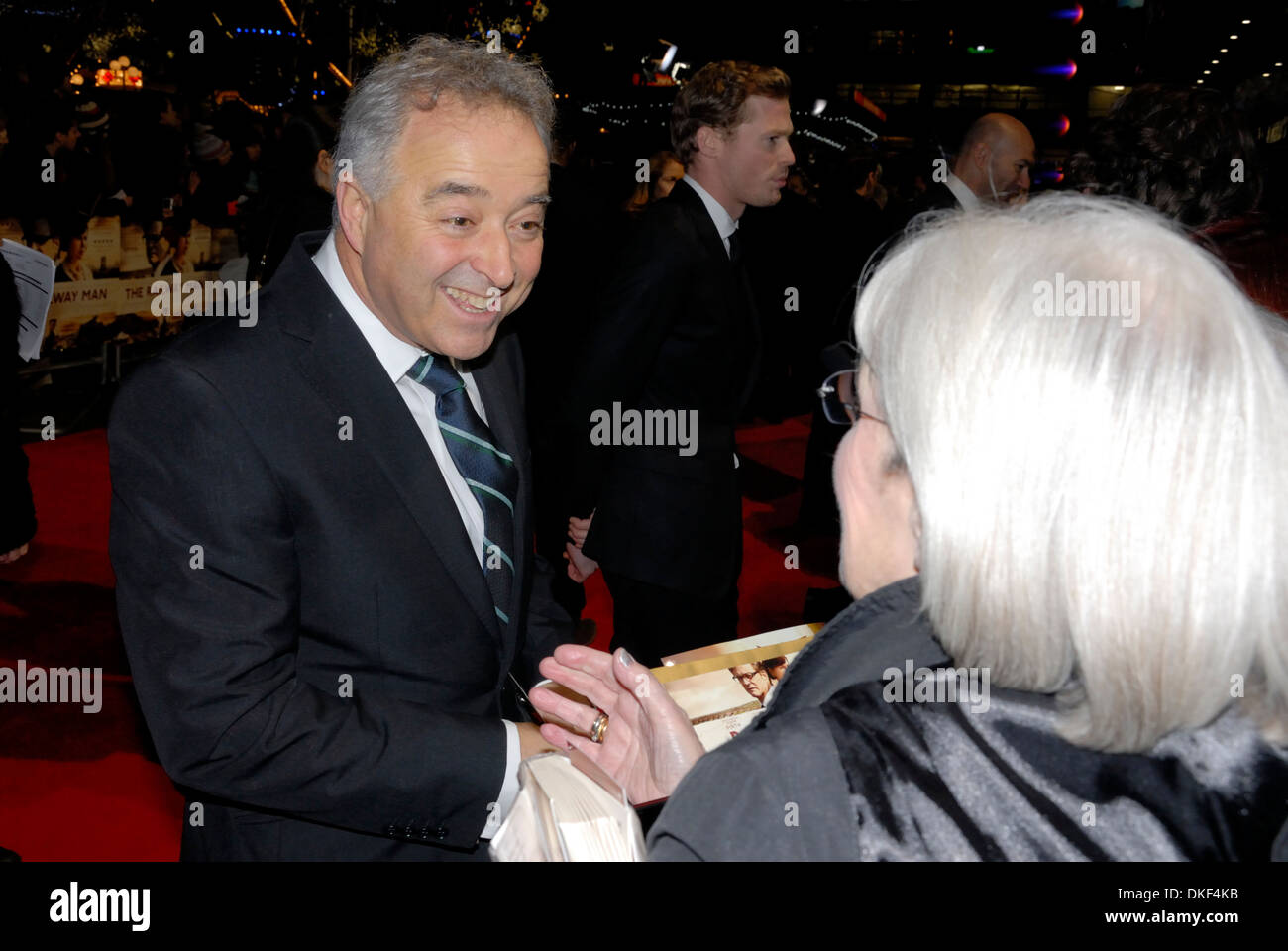 Frank Cottrell Boyce (sceneggiatore) firma autografi alla premiere londinese di "The Railway Man", Leicester Square 4 dicembre 2013 Foto Stock