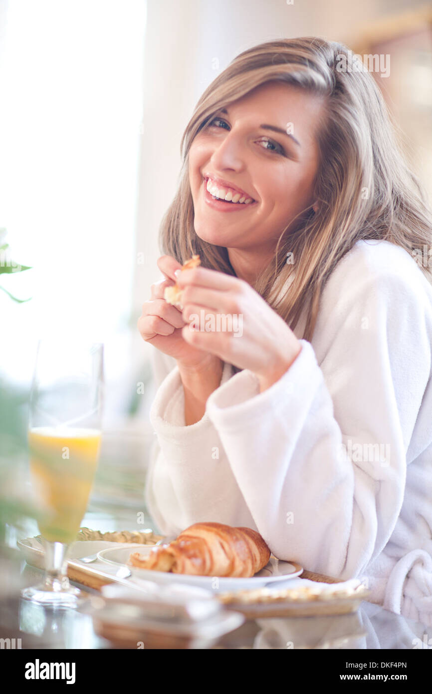 Ritratto di giovane donna con il servizio di prima colazione in camera Foto Stock