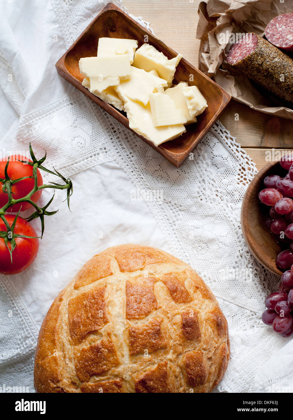 Pane, formaggio, salame, uva da tavola e i pomodori Foto Stock