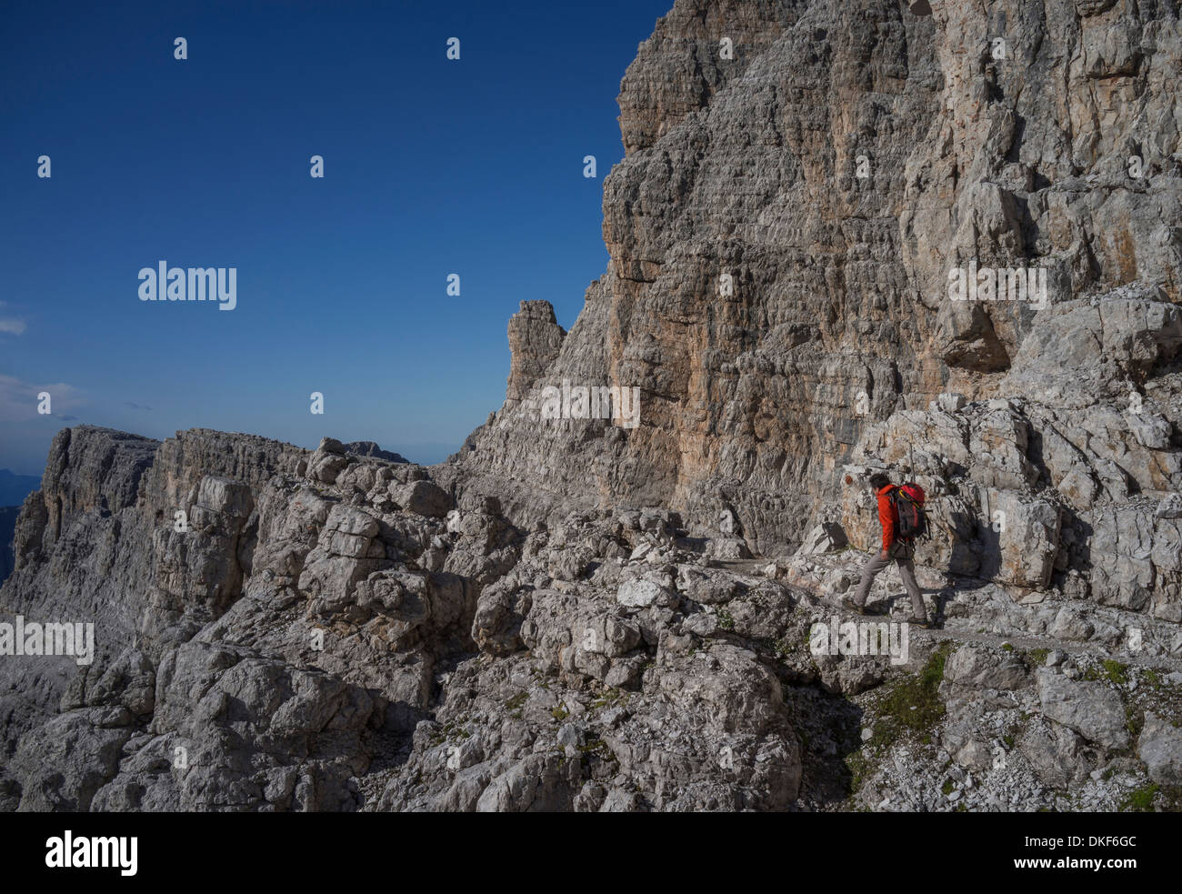 Scalatore nel gruppo delle Dolomiti di Brenta, Italia Foto Stock