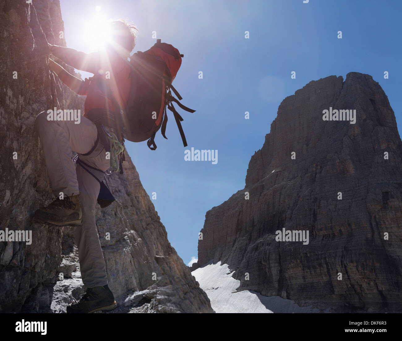 Scalatore sulla parete rocciosa, Dolomiti di Brenta, Italia Foto Stock