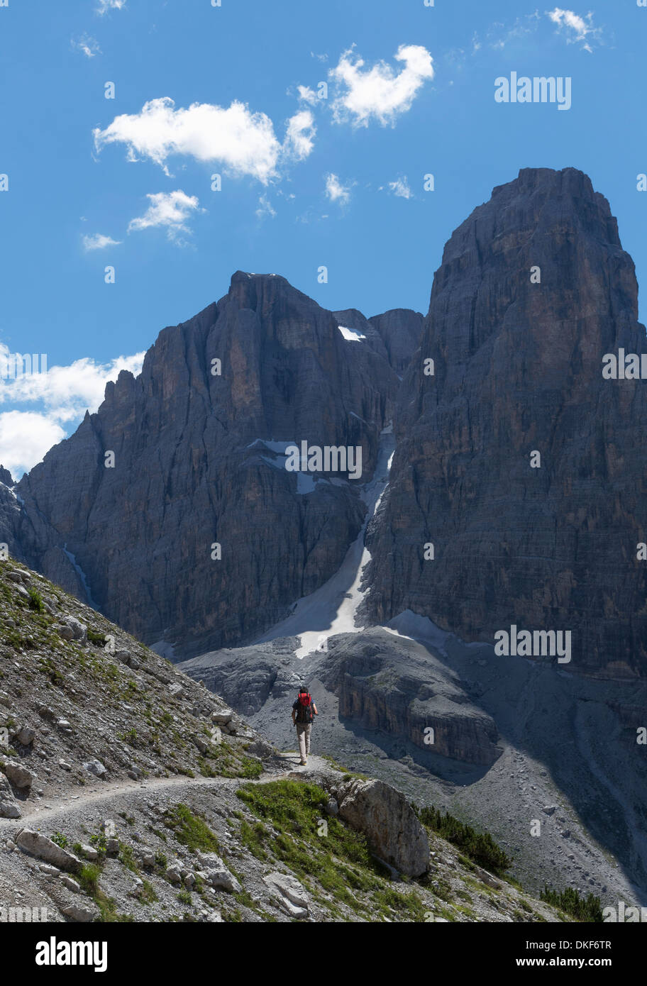 Scalatore avvicinando picco roccioso, Dolomiti di Brenta, Italia Foto Stock