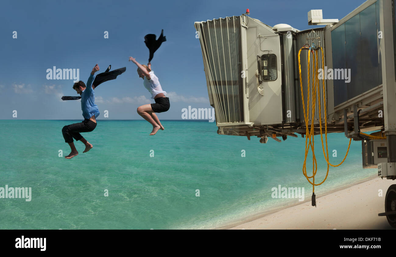 Giovane salta fuori dell'aeroporto di ponte sulla riva del mare Foto Stock
