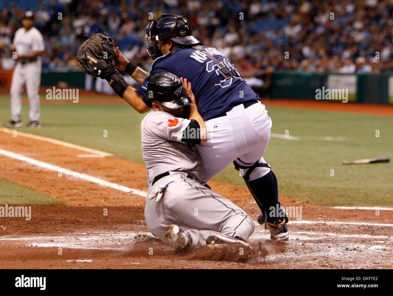 SP 310540 SHAD raggi 03 (16/08/2009 San Pietroburgo) Tampa Bay Rays catcher Dioner Navarro i tentativi di bloccare la piastra come Toronto Blue Jays Aaron Hill rotoli sul suo piede al cliente su un singolo colpo di Vernon Wells a vincolare il cliente a uno a uno durante la quinta inning al Tropicana in Campo San Pietroburgo Domenica pomeriggio (16/08/09). Entrambi i giocatori sono andato giù e sono state agitate fino a pla Foto Stock