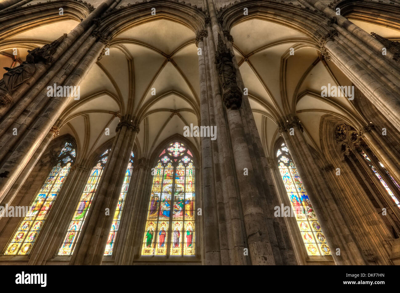 Le finestre di vetro macchiate all'interno della cattedrale di Colonia. Foto Stock