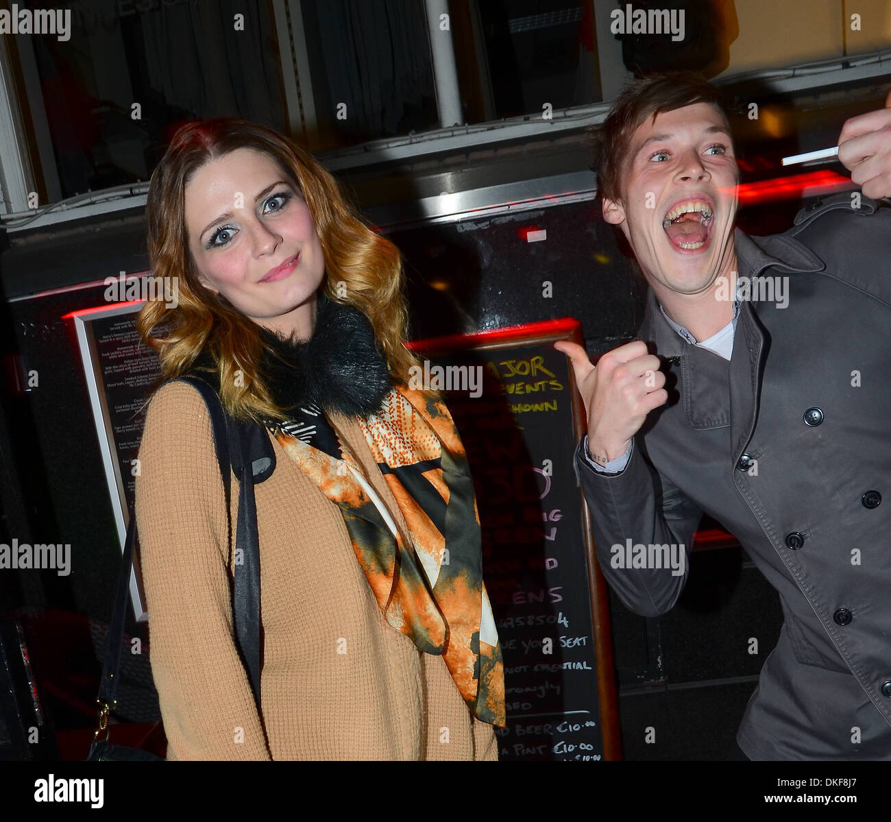 Mischa Barton indossa un anello sul suo dito d'innesto come lei arriva per afterparty per l apertura ufficiale della notte " acciaio Foto Stock