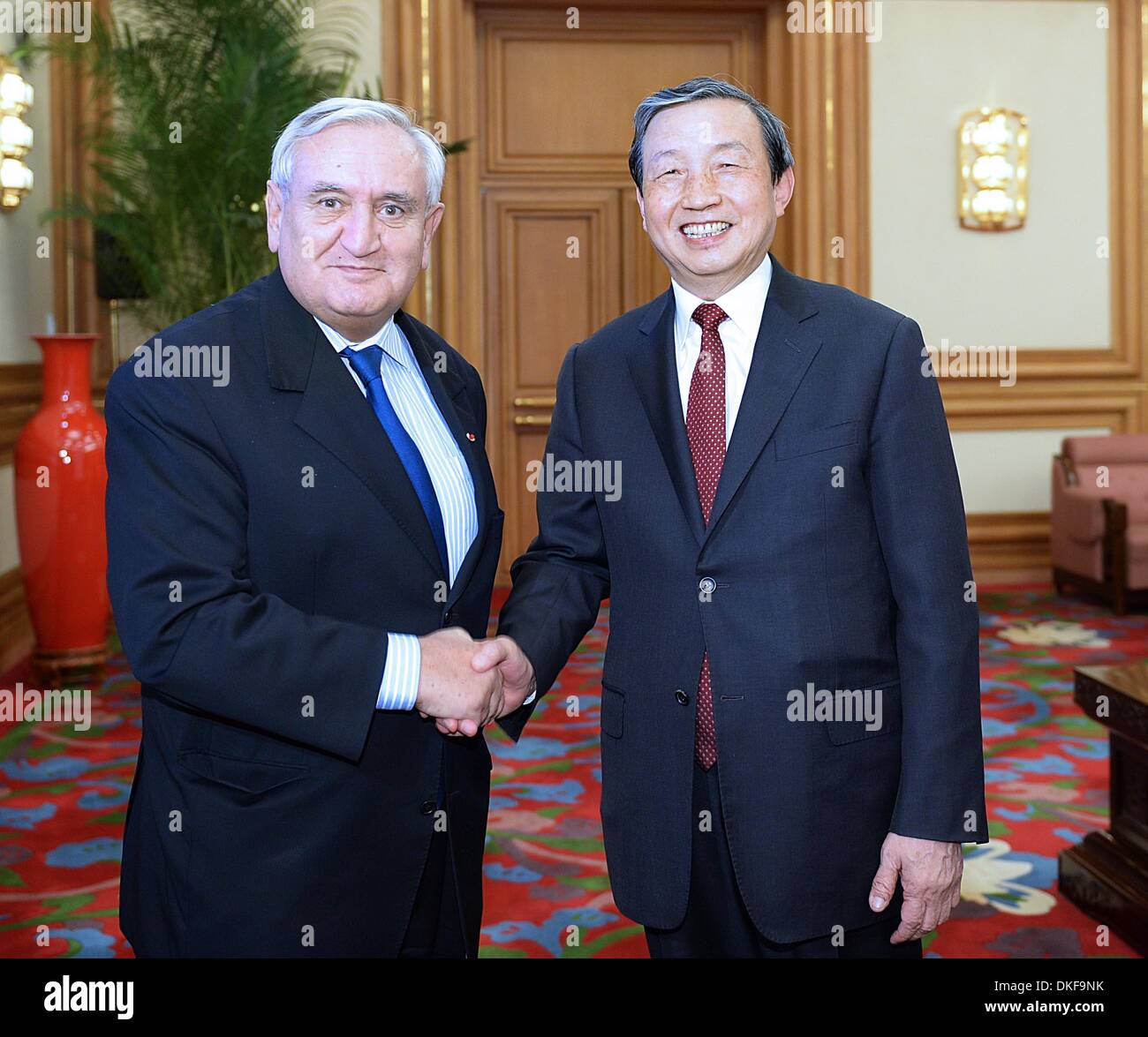 Pechino, Cina. 5 Dic, 2013. Chinese Vice Premier Ma Kai (R) scuote le mani con l' ex Primo Ministro francese Jean-Pierre Raffarin durante la loro riunione a Pechino, capitale della Cina, dicembre 5, 2013. © Li Tao/Xinhua/Alamy Live News Foto Stock