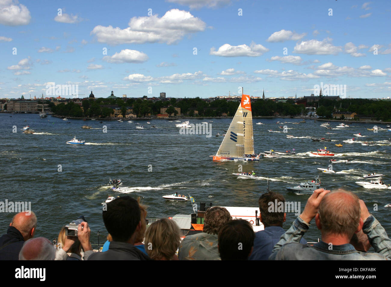 Jun 17, 2009 - Stoccolma, Svezia - spettatori guarda Ericsson 3 arrivano a Stoccolma. Svezia l'Ericsson 4 ha sigillato la vittoria in edizione 2008-2009 del giro del mondo Volvo Ocean Race. Il VO70 yacht con skipper dal brasiliano Torben Grael, è arrivato terzo in un breve nona tappa tra Marstrand e Sandham vicino a Stoccolma. Di Grael equipaggio non può essere catturato in classifica generale. Il Foto Stock