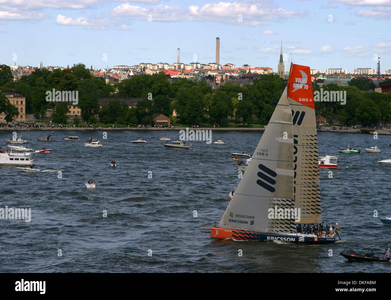 Jun 17, 2009 - Stoccolma, Svezia - spettatori guarda Ericsson 4 arrivano a Stoccolma. Svezia l'Ericsson 4 ha sigillato la vittoria in edizione 2008-2009 del giro del mondo Volvo Ocean Race. Il VO70 yacht con skipper dal brasiliano Torben Grael, è arrivato terzo in un breve nona tappa tra Marstrand e Sandham vicino a Stoccolma. Di Grael equipaggio non può essere catturato in classifica generale. Il Foto Stock