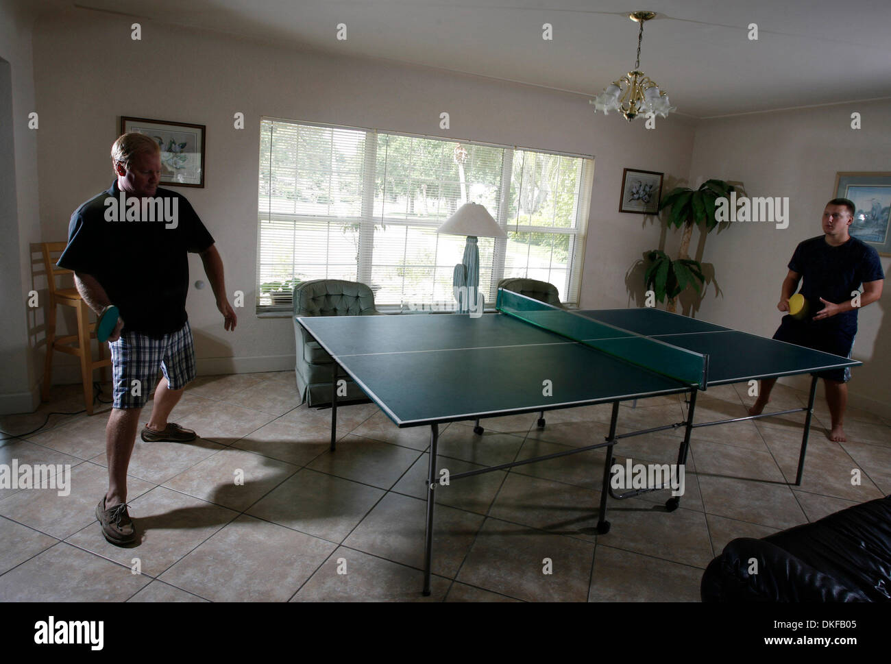 NP 307963 CLIF HARDBAT 2 CLEARWATER DOMENICA (6/21/2009) DUNEDIN Michael Kunnen (CQ), 46, di Dunedin, a sinistra, pratiche ping pong domenica con suo figlio Kevin Kunnen (CQ), 21 in casa loro a Dunedin. Il sambuco Kunnen ha detto di aver smesso di Eddie's bar e grill a Dunedin a bere una birra quando ha notato un ping pong concorrenza in corso. L'ex tennis pro gareggiato, avanzando per Foto Stock