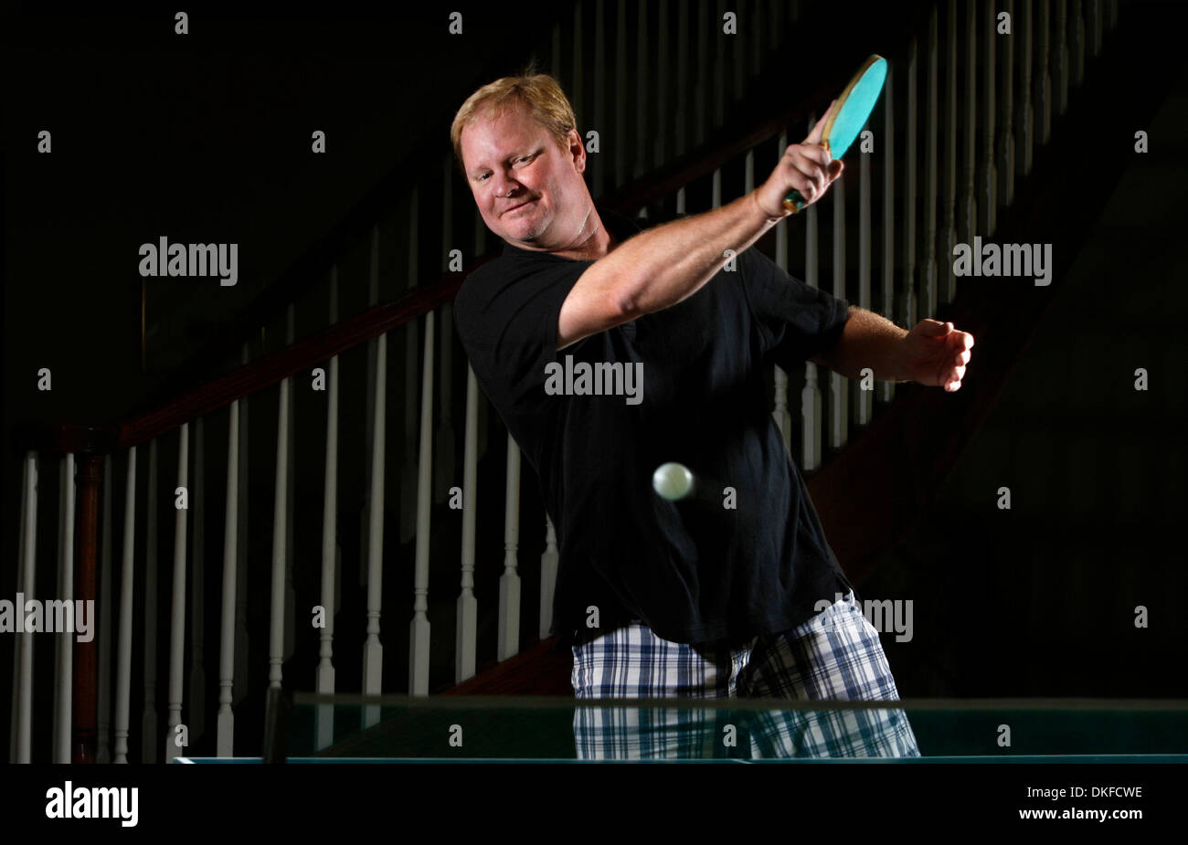 NP 307963 CLIF HARDBAT 1 CLEARWATER DOMENICA (6/21/2009) DUNEDIN Michael Kunnen, 46, di Dunedin, pratiche ping pong domenica nella sua casa di Dunedin. Kunnen ha detto di aver smesso di Eddie's bar e grill a Dunedin a bere una birra quando ha notato un ping pong concorrenza in corso. L'ex tennis pro gareggiato, avanzando ad una finale regionale presso la sede (un altro locale notturno posto) wh Foto Stock