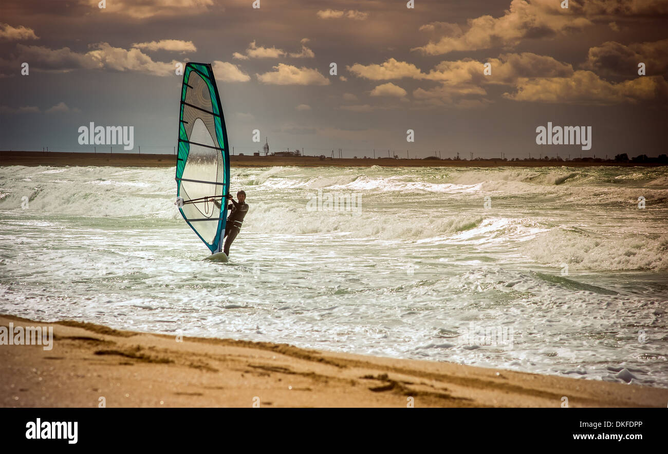 Mare Windsurf Vela sportiva acqua svago attivo windsurf formazione onde sul giorno di estate il concetto di stile di vita Foto Stock