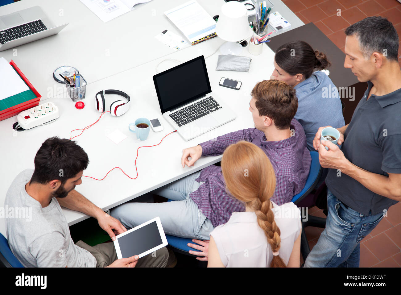 I colleghi che lavorano in ufficio, angolo alto Foto Stock