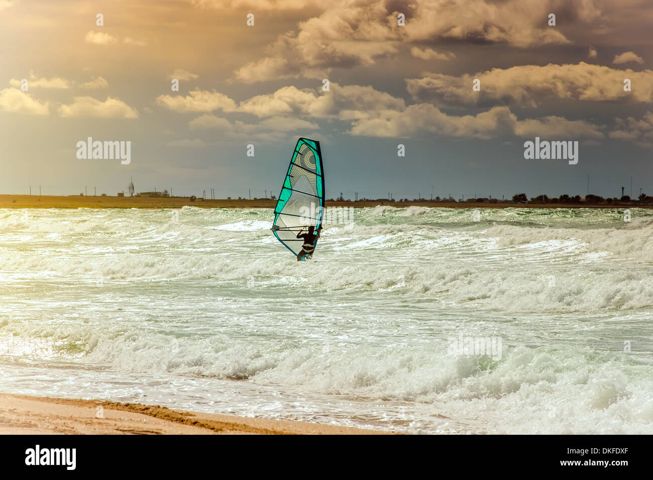 Mare Windsurf Vela sportiva acqua svago attivo windsurf formazione onde sul giorno di estate il concetto di stile di vita Foto Stock