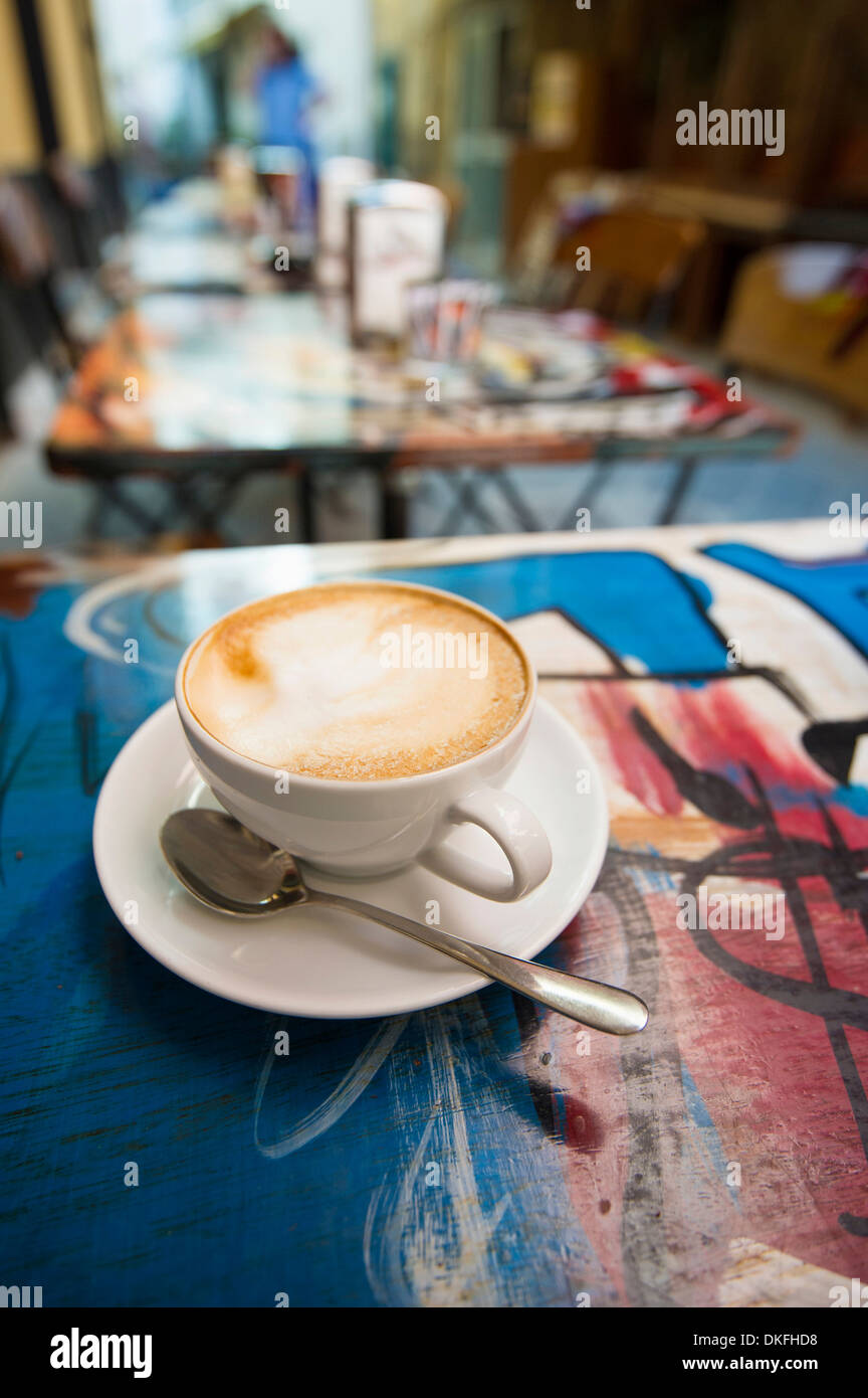 Cappuccino in un cafè sul marciapiede, Sestri Levante La Riviera di Levante, Genova, liguria, Italy Foto Stock