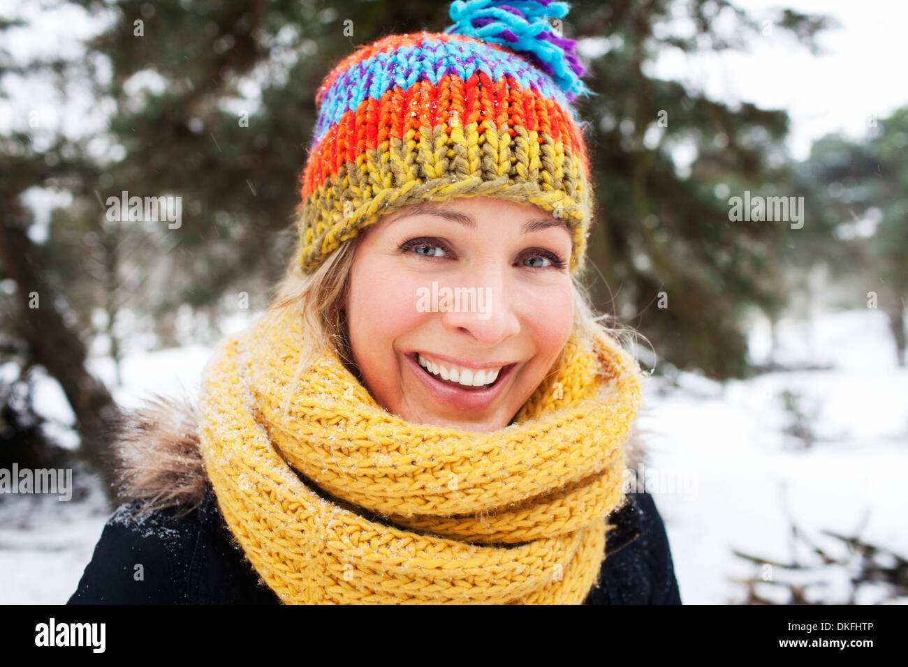 Close up ritratto di donna in wooly hat e sciarpa in inverno Foto Stock