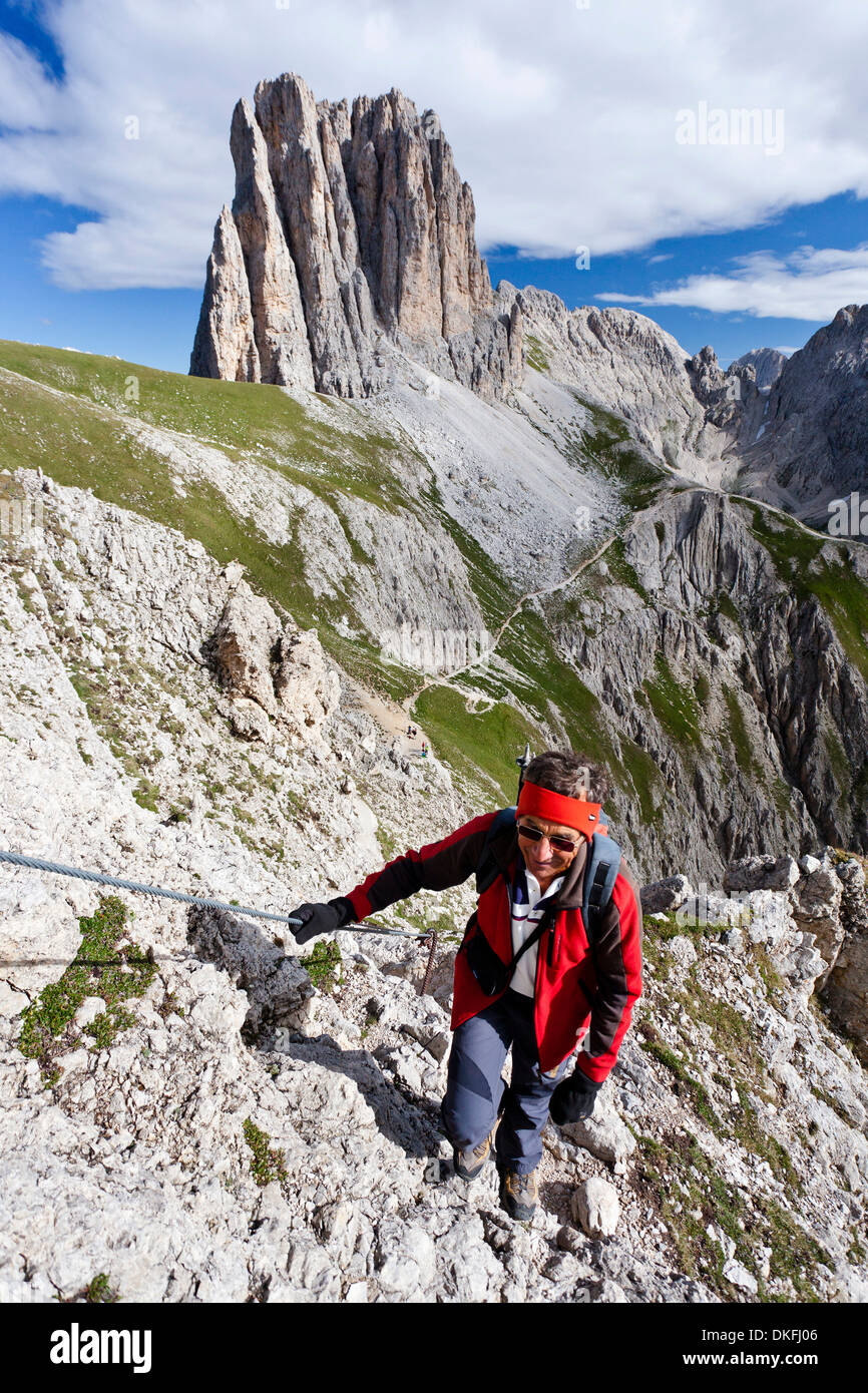 L'alpinista ascendente Croda Rossa o Sextener Rotwand nel gruppo del Catinaccio lungo la Via ferrata Croda Rossa arrampicata Foto Stock
