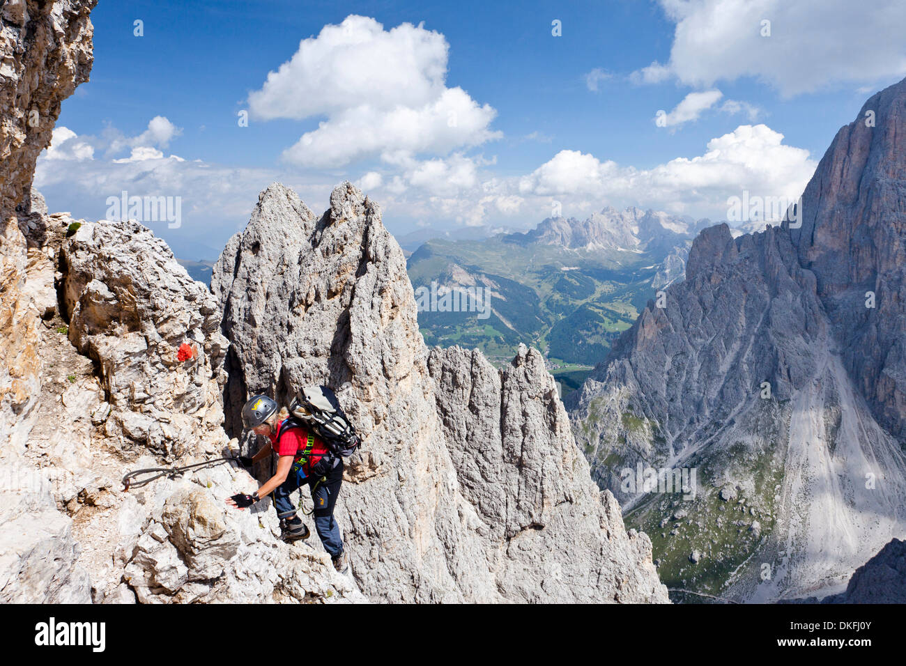 Alpinista Sassopiatto ascendente Monte lungo la Oskar-Schuster Stieg arrampicata, Via Ferrata Foto Stock