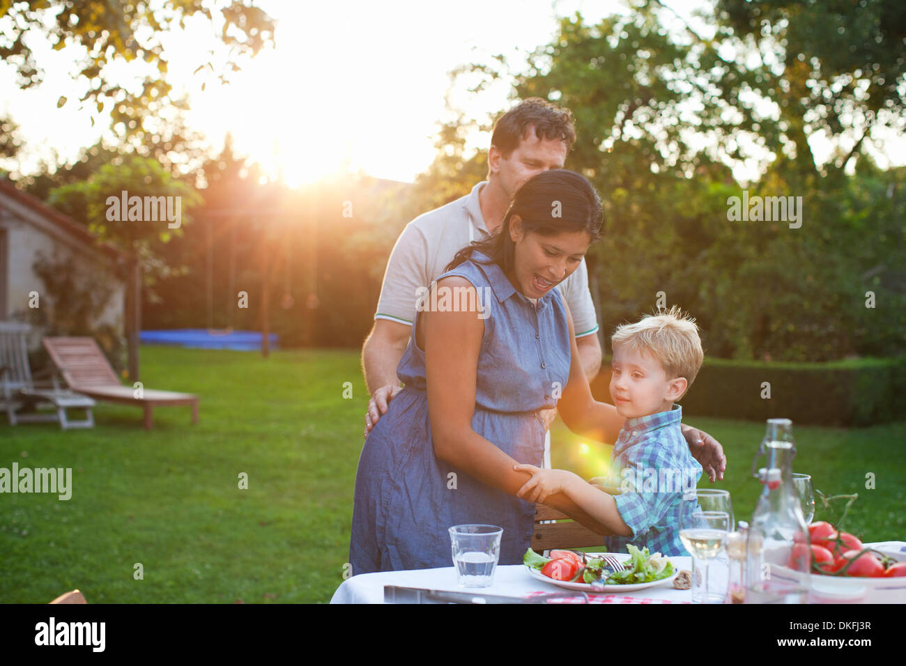 Famiglia avente la cena in giardino Foto Stock