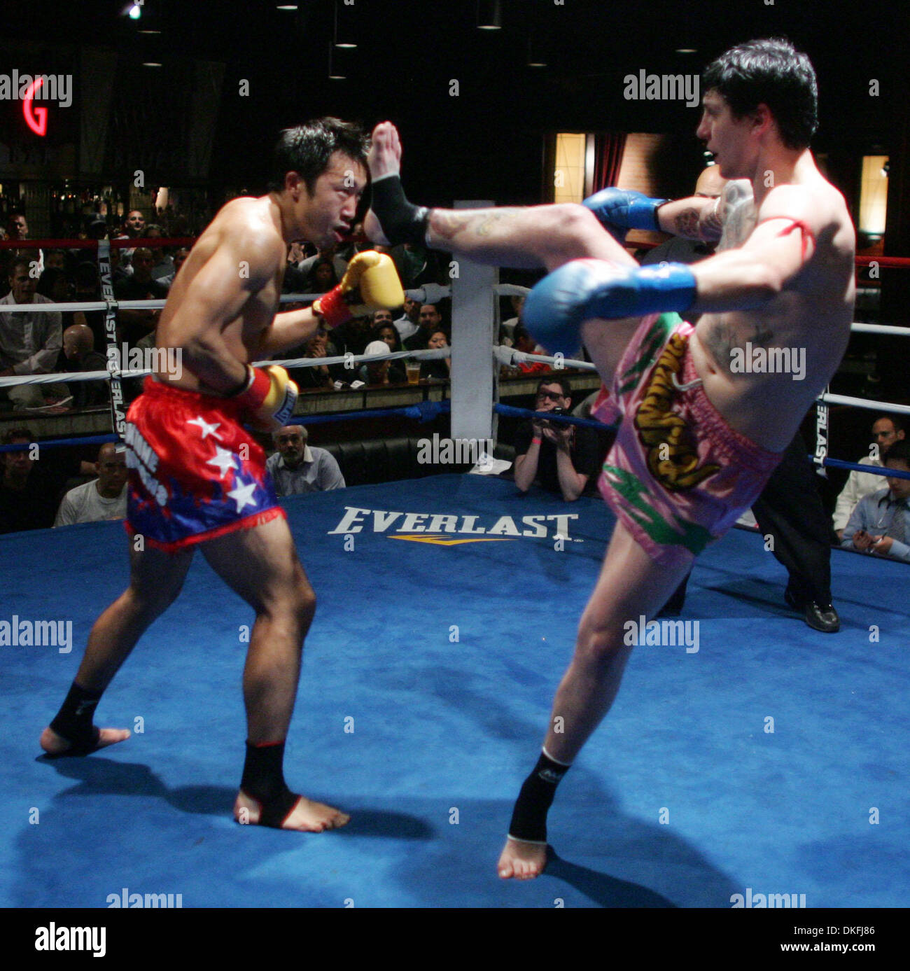 Jun 16, 2009 - New York New York, Stati Uniti d'America - Cinque Punti Academy, Mayhem XIV, il Muay Thai kickboxing a BB King Blues Club. I combattenti punteggio con punzoni e colpisce con gli stinchi, ginocchia e piedi. Nella foto: DANIEL KIM, sinistra e BRETT HVALACEK. (Credito Immagine: © John Marshall Mantel/John Mantel/ZUMA Press) Foto Stock